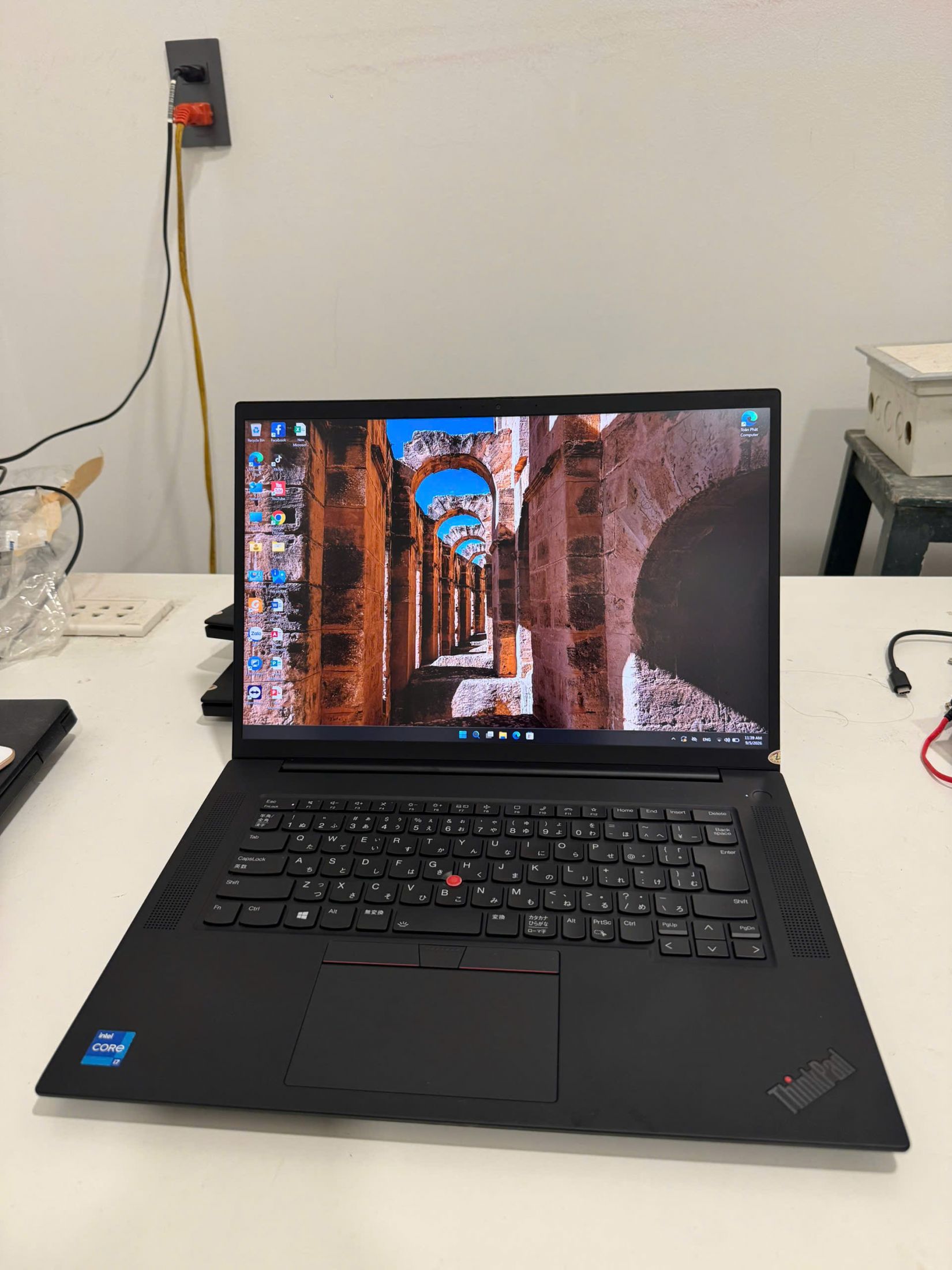 Lenovo Thinkpad P1 gen 4 / i7-11800H (up to 4.60Ghz | 8 nhân 16 luồng) / RAM 32GB / SSD 1TB /RTX A2000 4GB/ 16 inch 2k IPS(2560x1600)