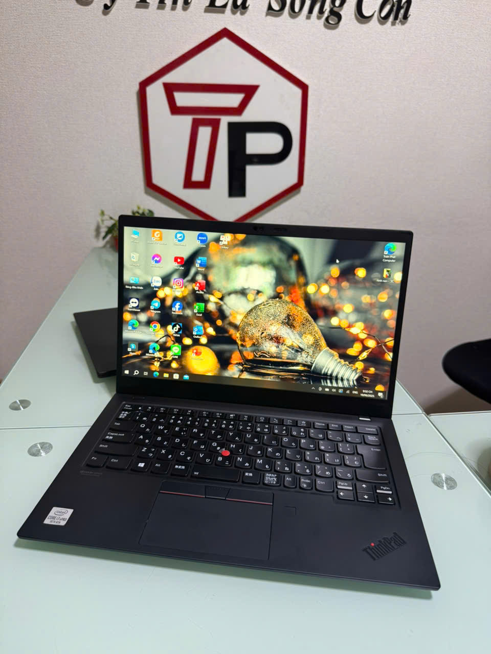 Lenovo Thinkpad X1 Carbon gen 8 / Core i7-10610U (up to 4.90Ghz | 4 nhân 8 luồng) / RAM 16GB / SSD 512GB / 14 inch FHD IPS cảm ứng (1920x1080)