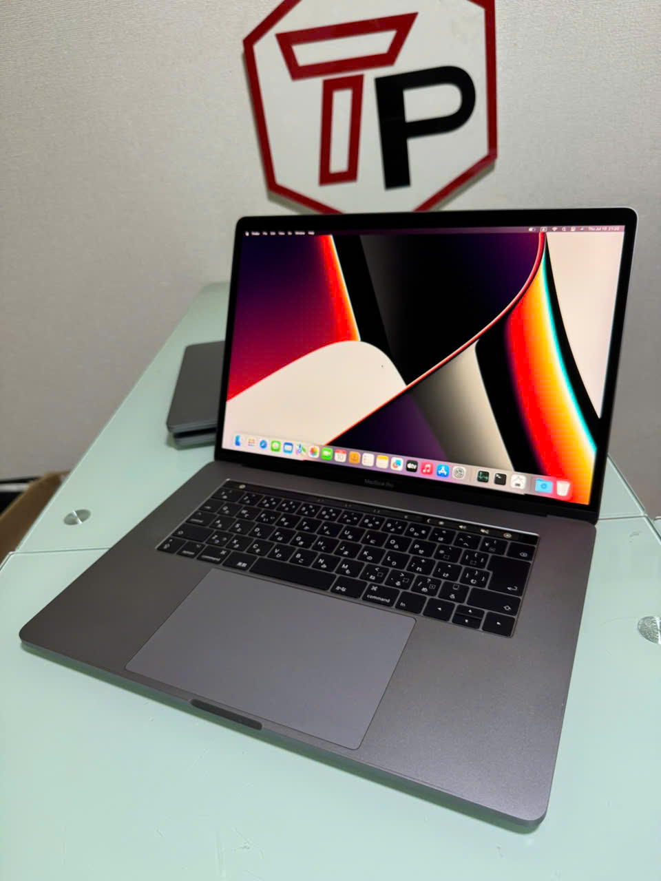 Macbook Pro 2017 Grey Touchbar / i7 / RAM 16GB / SSD 512GB /AMD Radeon Pro 555 /15.4 inch 2k (2880x1800)