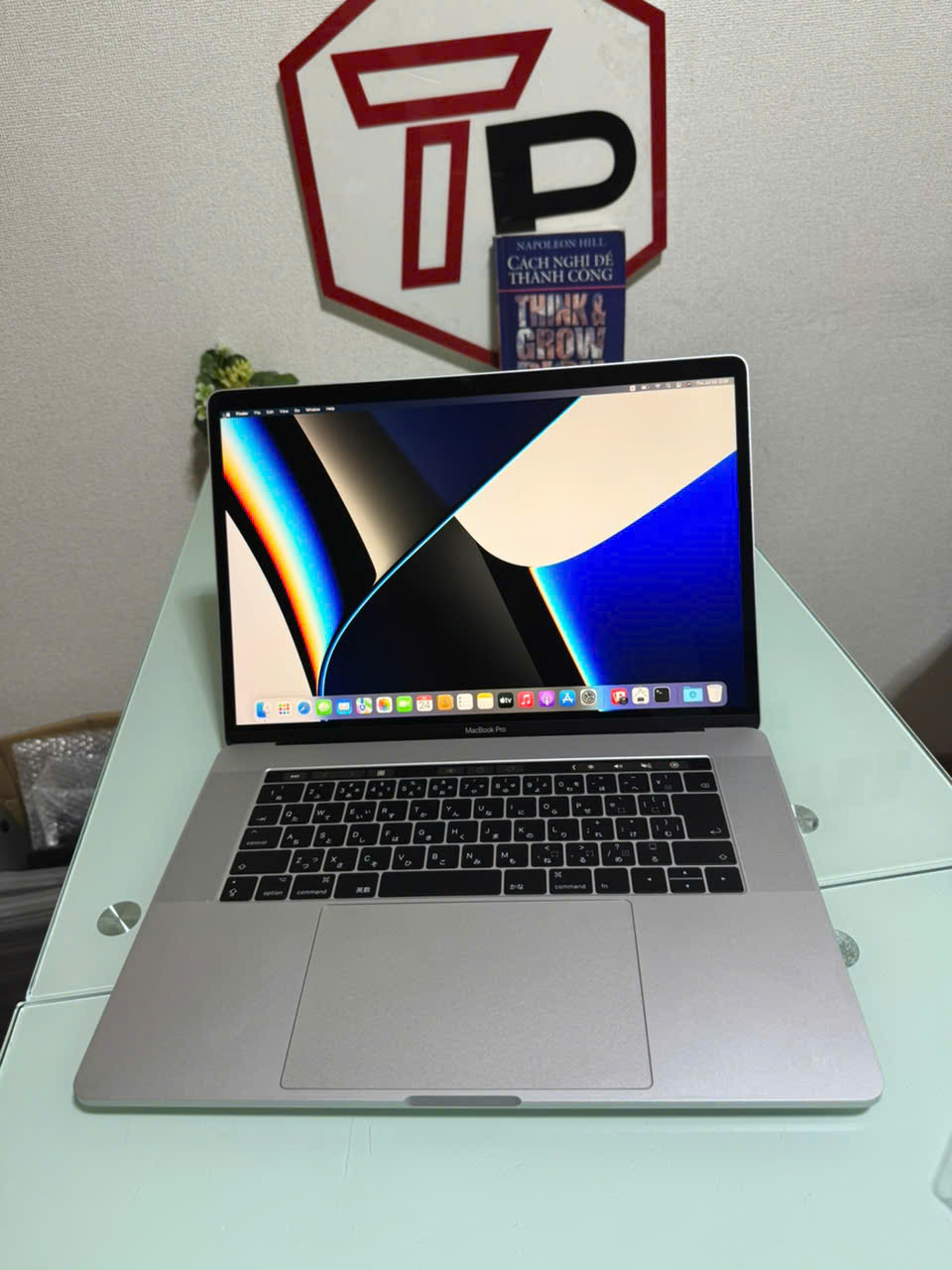 Macbook Pro 2017 Silver Touchbar / Core i7 / RAM 16GB / SSD 512GB /AMD Radeon 560 /15.4 inch 2k (2880x1800)