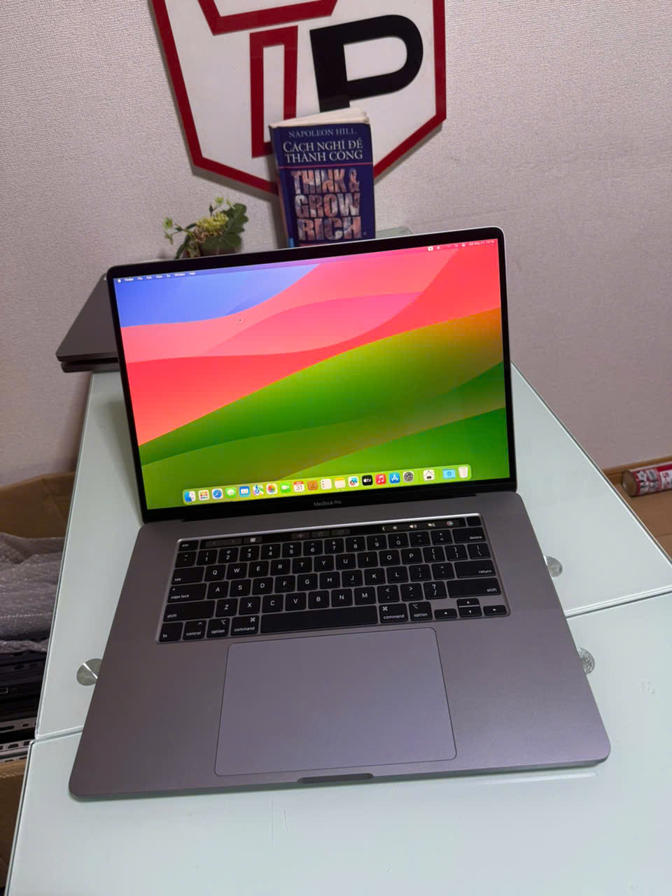 Macbook Pro 2019 Grey (Phím US) / Core i9 / RAM 32GB / SSD 1TB /AMD Radeon Pro 5300M /16 inch 3k (3072x1920)