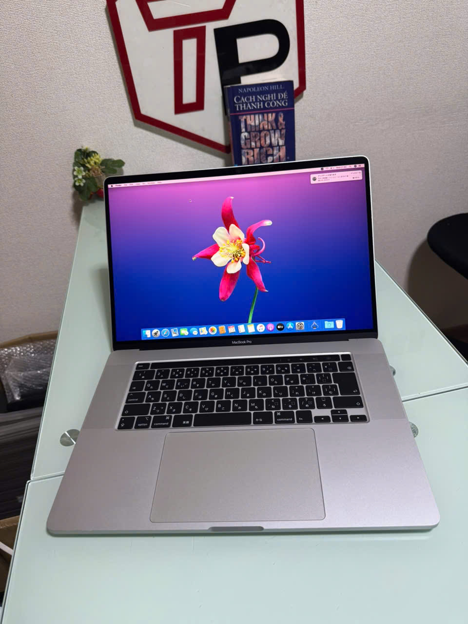 Macbook Pro 2019 Silver / Core i7 / RAM 16GB / SSD 512GB /AMD Radeon Pro 5300M /16 inch 3k (3072x1920)