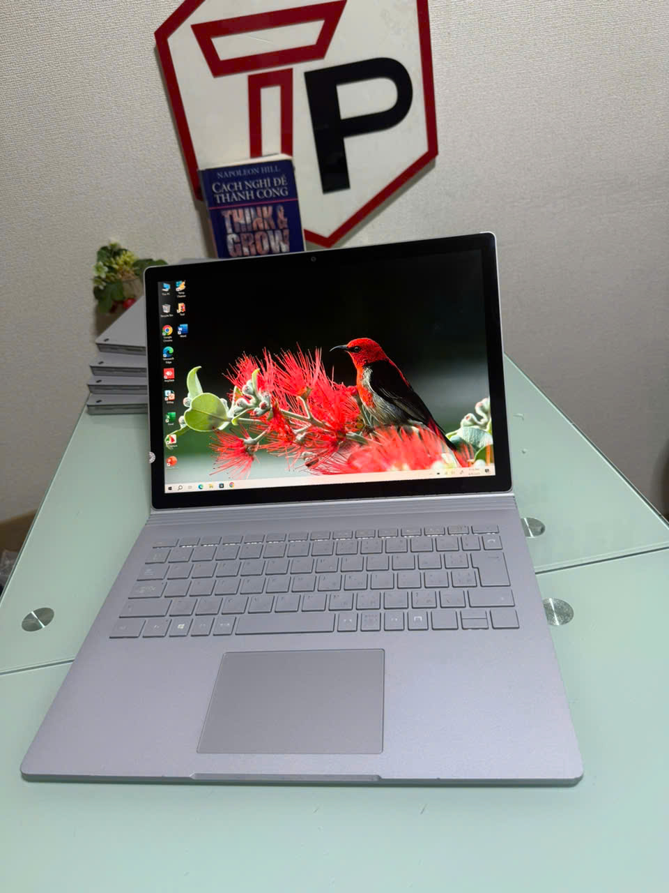Surface Book 2 / Core i5-7300U (up to 3.50Ghz | 2 nhân 4 luồng) / RAM 8GB / SSD 256GB / 13.5 inch 3k IPS cảm ứng (3000x2000) 